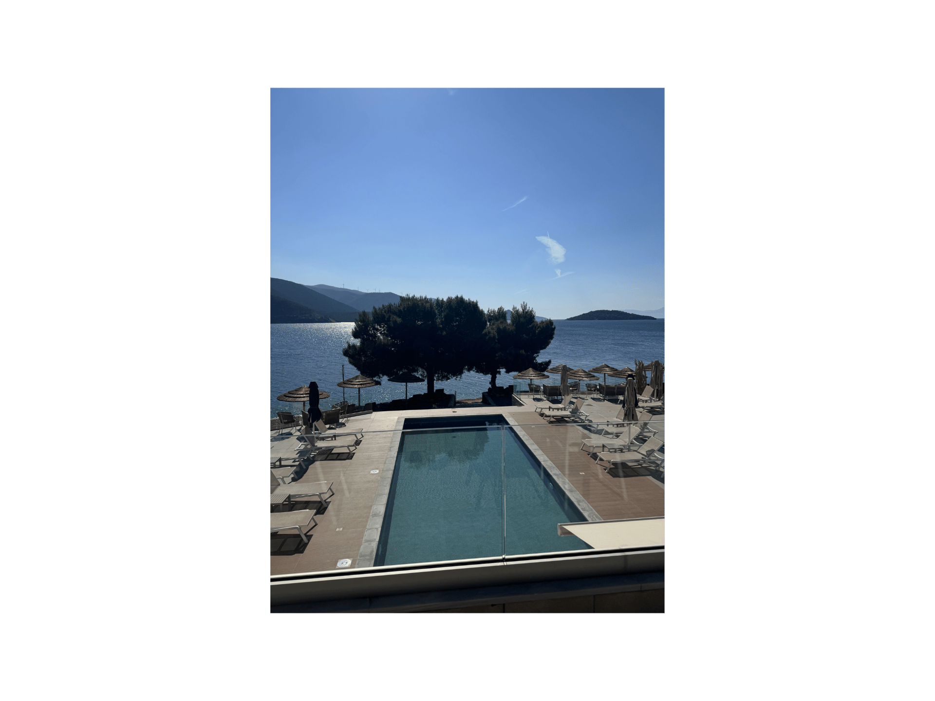 Πισίνα ξενοδοχείου με θέα στη θάλασσα