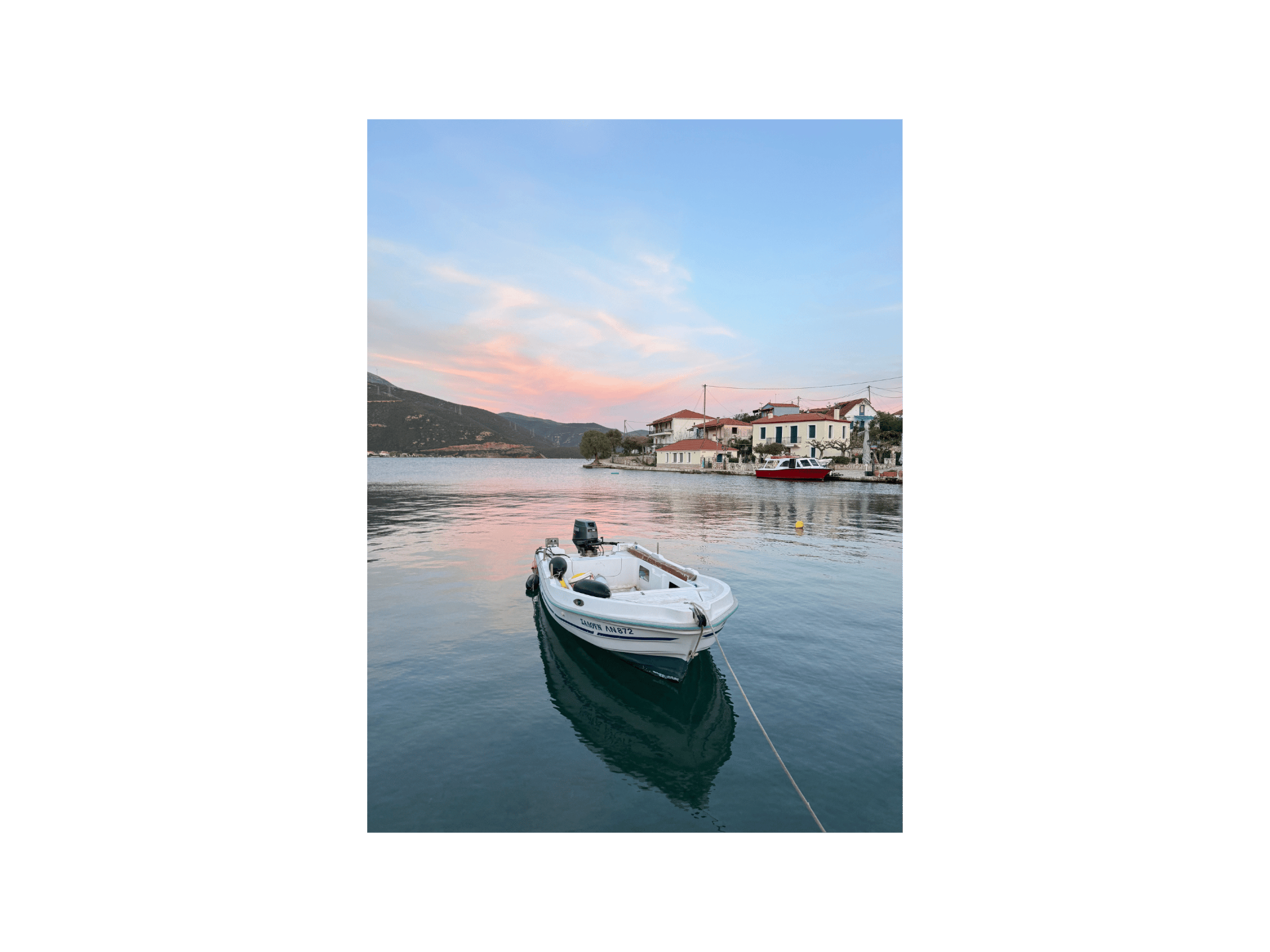 Βάρκα σε γαλήνια θάλασσα στα Τριζόνια